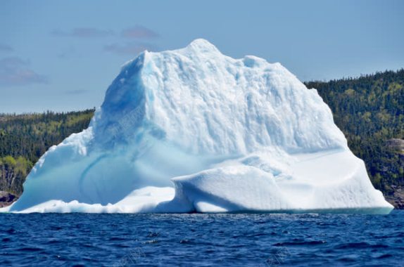 大海上漂浮的巨大冰山背景
