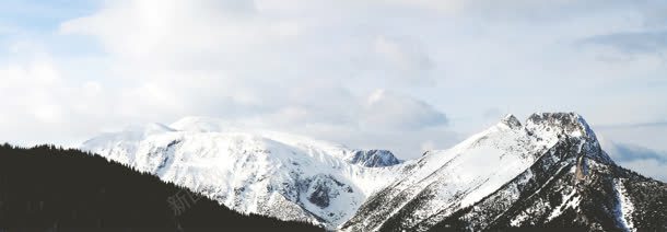 厚厚云层下的雪山背景