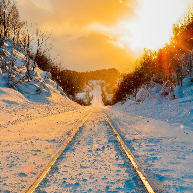 雪地夕阳背景摄影图片