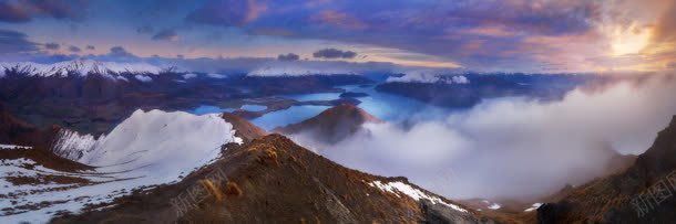 夕阳云彩雪山海报背景