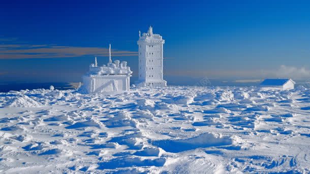 雪后的国外高楼大厦背景