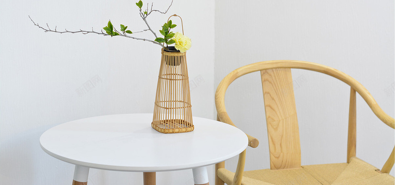 木椅桌子竹篮竹编花器摄影图片