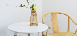 结晶釉花插花器木椅桌子竹篮竹编花器高清图片