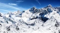 净高雪山蓝天纯净高清图片