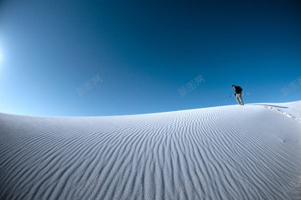 蓝天下行走在雪山的人jpg设计背景_88icon https://88icon.com 蓝天 行走 雪山