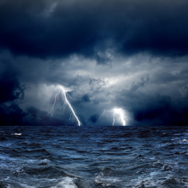 大海中暴风雨和闪电摄影图片