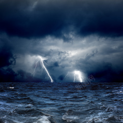 汹涌波浪大海中暴风雨和闪电高清图片