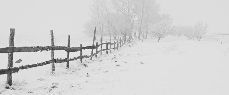 木冬季的雪地和栅栏背景