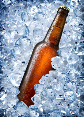 放冰块堆里的一瓶啤酒背景背景