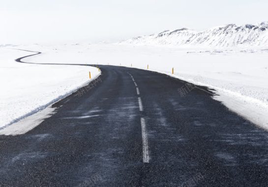 雪后宁静的黑色公路背景