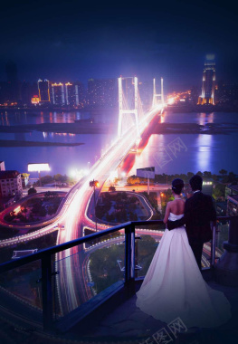 大桥夜景露台情侣观景摄影图片
