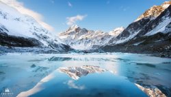 高清彩色电视机雪山岩石蓝天白云雪山高清图片