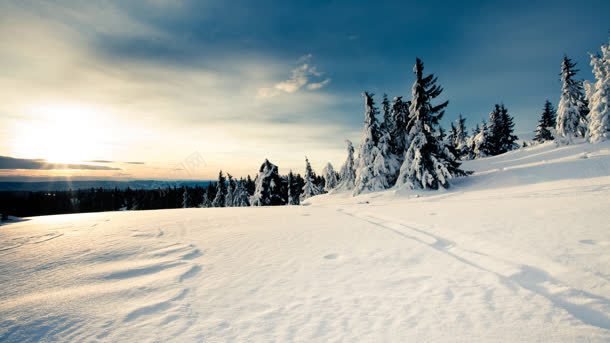 蓝天下漂亮的雪景背景