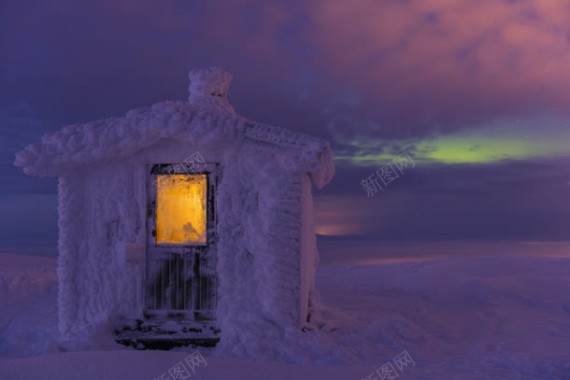 紫色梦幻雪地里的房屋背景