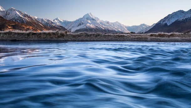 蓝天白云海水雪山背景