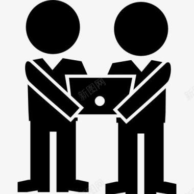 两个男人拿着一个电脑图标图标