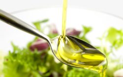 拌好的沙拉橄榄油高清图片