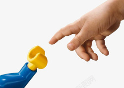 蓝黄色高铁小孩子的手和玩具高清图片