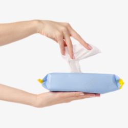 手捧着蓝色塑料包装的湿纸巾实物素材