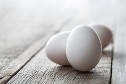 高清鸡蛋白色简约鸡蛋木板高清图片