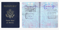 蓝色封面美国护照和翻开的护照实素材