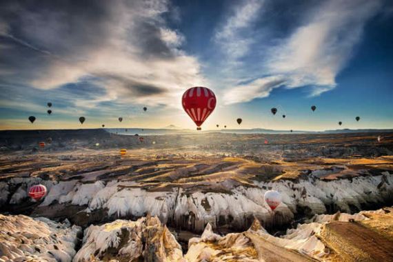 峡谷上的热气球海报背景背景