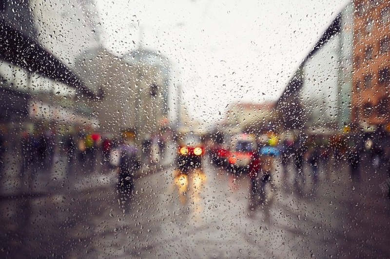 唯美的雨中城市景色jpg设计背景_88icon https://88icon.com 下雨 下雨街道 城市建筑 彩色开心 梦幻 模糊背景 浪漫 车窗 阴天 雨天