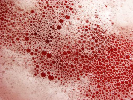 红色液体上的泡泡背景