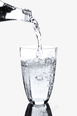 冰块免费PNG玻璃瓶里倒出的冰块苏打气泡水实高清图片