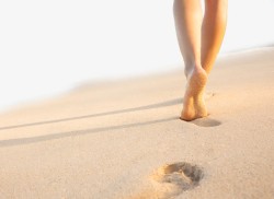 沙滩上男人的脚印沙滩上的女子脚印高清图片