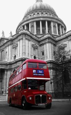 伦敦红色巴士与尖顶欧式建筑素材