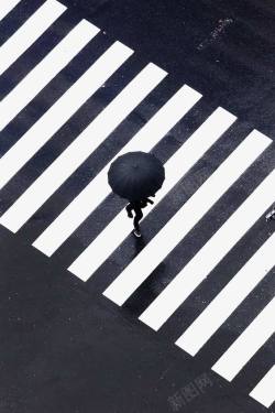 走斑马线在雨中走斑马线的人图标高清图片