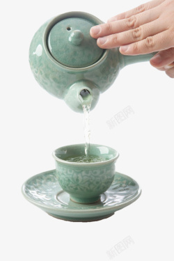 倒水简洁清新正在倒水的茶壶高清图片
