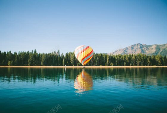 平静湖面的热气球海报背景背景
