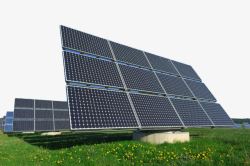 自色能源草地上的光伏发电板高清图片