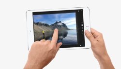 手拿ipadmini4素材