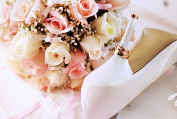 结婚戒指与玫瑰花背景