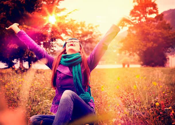 坐在草地上的美女jpg设计背景_88icon https://88icon.com 图片素材 坐在草地上的美女图片 坐在草地上的美女图片素材下载 底纹背景 时尚美女 美丽风景 美女写真 美女模特 背景花边 草地风景 黄昏美景