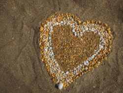 高清动态背景沙滩上的心形石头摄影高清图片