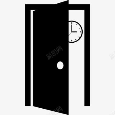 开门狗年教室敞开的门和墙上的时钟在图标图标
