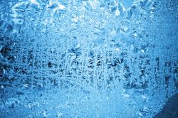 蓝色玻璃上的冰花图片玻璃上的冰花高清图片