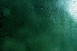 绿色玻璃上的裂痕图片玻璃上的水珠背景高清图片