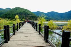 红色文化摄影图泸沽湖走婚桥高清图片