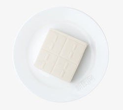 圆形方块白色圆盘中的嫩豆腐高清图片