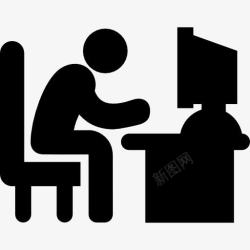 日常工作男人打字的电脑桌图标高清图片