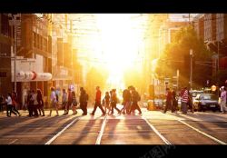 路上行人繁华都市行人过马路黄色太阳光光效高清图片