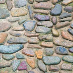 鹅卵石地面彩色不规则石子路面高清图片