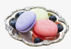 彩色糕点装在复古盘子里的彩色马卡龙高清图片