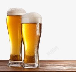 两个杯子两杯倒满的啤酒高清图片