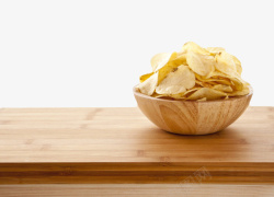 棕色容器木桌上的薯片木制碗实物素材
